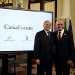 Isidro Fainé y Francisco de la Torre firmaron el acuerdo en el Ayuntamiento de Málaga