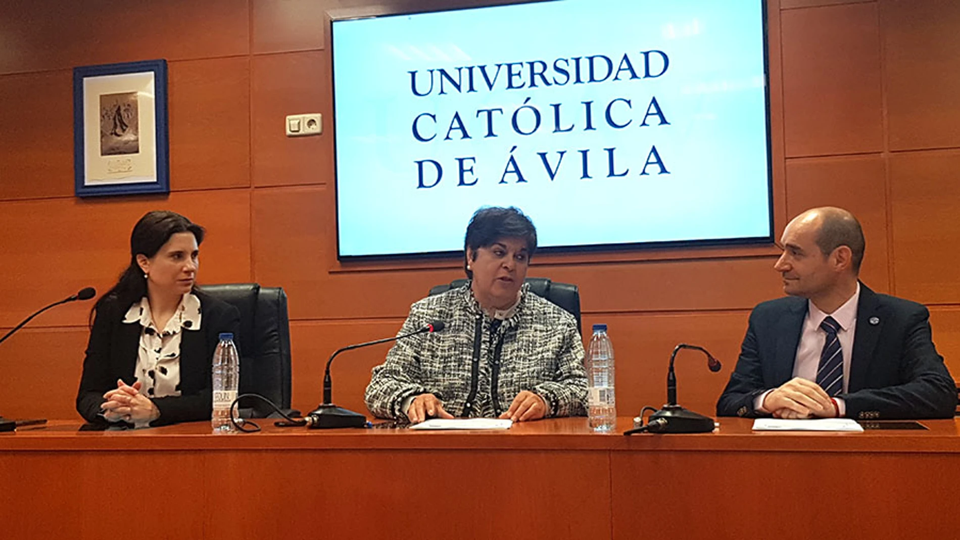 La rectora de la UCAV, Mª Rosario Sáez Yuguero; la decana de la Facultad de Ciencias Sociales y Jurídicas, Lourdes Miguel Sáez; y el delegado nacional POLITEIA, Miguel Leopoldo García Peña, presentan la colaboración