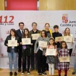 El consejero de Fomento y Medio Ambiente Juan Carlos Suárez-Quiñones, y ladirectora de la Agencia de Protección Civil y Emergencias, Irene Cortés, entrega los premios del XI Concurso de Dibujo del Día Europeo del 1-1-2 de Castilla y León.