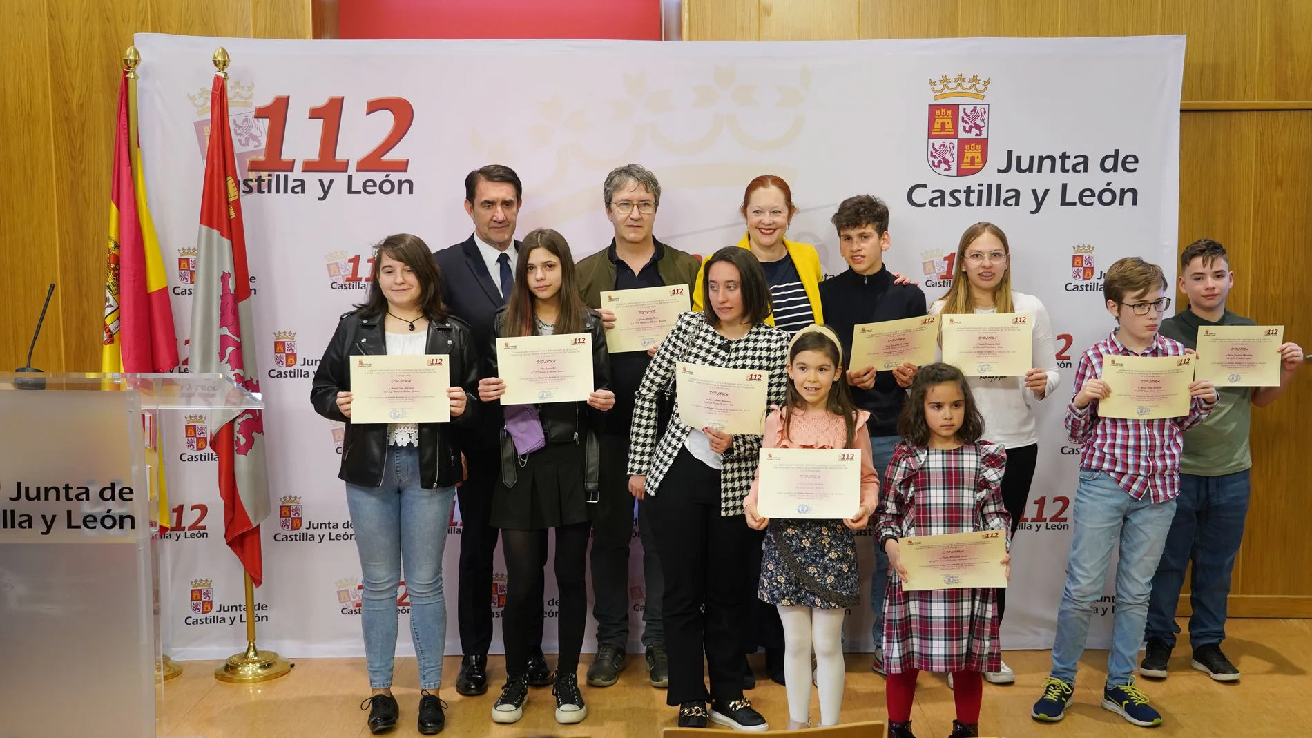 El consejero de Fomento y Medio Ambiente Juan Carlos Suárez-Quiñones, y ladirectora de la Agencia de Protección Civil y Emergencias, Irene Cortés, entrega los premios del XI Concurso de Dibujo del Día Europeo del 1-1-2 de Castilla y León.
