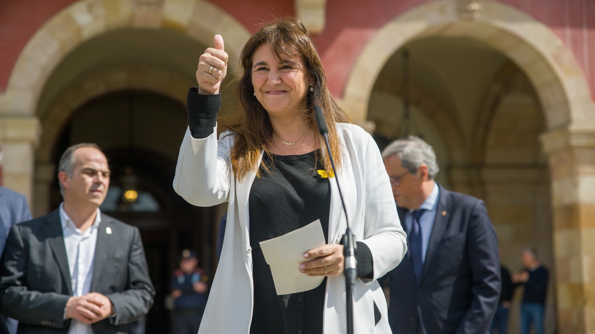 La presidenta de Junts y expresidenta del Parlament, Laura Borràs, ofrece declaraciones a los medios ante el Parlament tras ser condenada a cuatro años y medio de cárcel y trece de inhabilitación por el Tribunal Superior de Justicia Catalán, a 30 de marzo de 2023, en Barcelona, Cataluña, (España). Laura Borràs ha sido condenada por fraccionar contratos cuando dirigía la Institució de les Lletres Catalanes (ILC) entre 2013 y 2017. La Fiscalía había reclamado una condena de seis años de prisión...