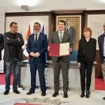 El presidente de Castilla y León, Alfonso Fernández Mañueco, firma el acuerdo con los responsables de los sindicatos. En el acto también participa el consejero de la Presidencia, Jesús Julio Carnero