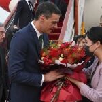 El presidente del Gobierno español, Pedro Sánchez, acompañado por el embajador de España en China, Rafael Dezcallar (i), es recibido por autoridades de China a su llegada este jueves a Pekín tras participar en el Foro de Boao para Asia. El jefe del ejecutivo español será mañana viernes el primer líder europeo en reunirse con el presidente chino, Xi Jinping, tras el encuentro de este en Moscú con Vladímir Putin y la presentación de la propuesta china para poner fin a la guerra en Ucrania.