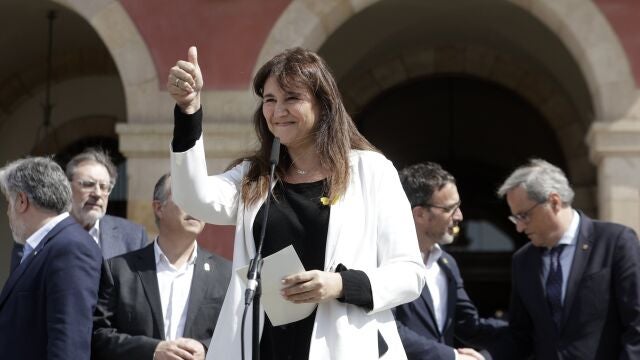 La presidenta suspendida del Parlament de Cataluña, Laura Borràs, durante su intervención frente al edificio del Parlament este mediodía tras serle comunicada hoy la sentencia emitida por el Tribunal Superior de Justicia de Catalunya (TSJC), la cual le condena a cuatro años, seis meses y un día de prisión y a 13 años y un día de inhabilitación para el ejercicio de empleos o cargos públicos efectivos por un delito de falsedad documental y otro de prevaricación por haber fraccionado contratos.