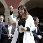 La presidenta suspendida del Parlament de Cataluña, Laura Borràs, durante su intervención frente al edificio del Parlament este mediodía tras serle comunicada hoy la sentencia emitida por el Tribunal Superior de Justicia de Catalunya (TSJC), la cual le condena a cuatro años, seis meses y un día de prisión y a 13 años y un día de inhabilitación para el ejercicio de empleos o cargos públicos efectivos por un delito de falsedad documental y otro de prevaricación por haber fraccionado contratos.