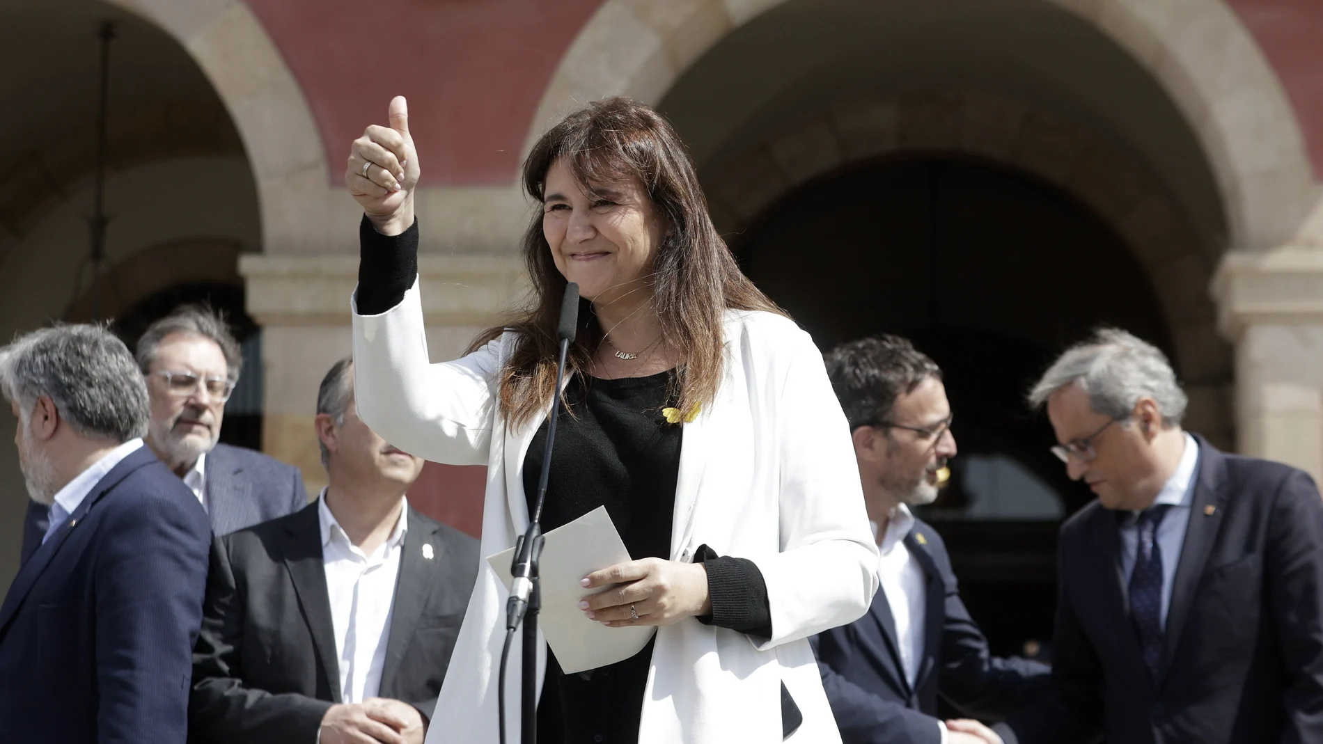 La presidenta suspendida del Parlament de Cataluña, Laura Borràs, durante su intervención frente al edificio del Parlament este mediodía tras serle comunicada hoy la sentencia emitida por el Tribunal Superior de Justicia de Catalunya (TSJC), la cual le condena a cuatro años, seis meses y un día de prisión y a 13 años y un día de inhabilitación para el ejercicio de empleos o cargos públicos efectivos por un delito de falsedad documental y otro de prevaricación por haber fraccionado contratos.
