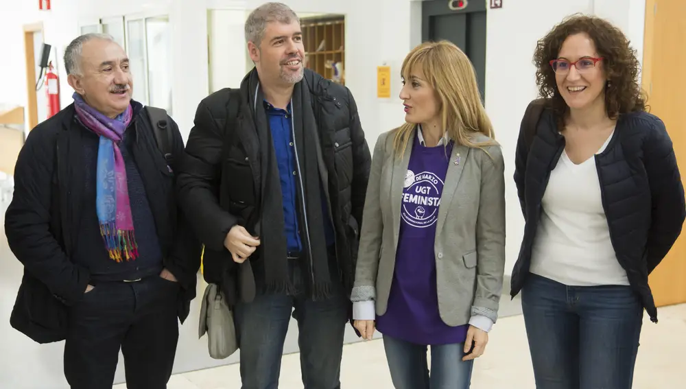 Pepe Álvarez, a la izquierda, y Carmen Castilla (con camiseta morada), junto a otros líderes sindicales