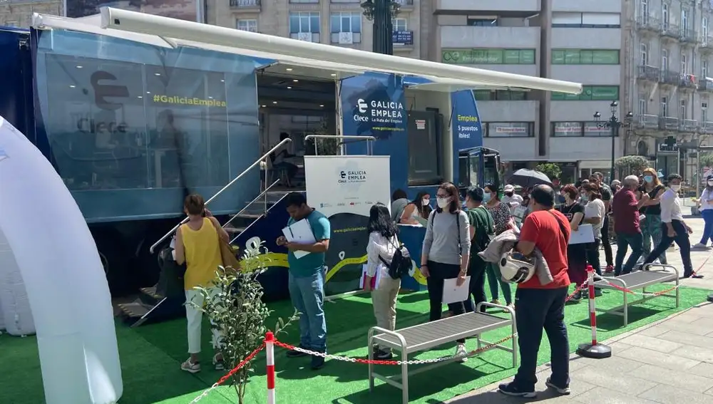 Un autobús, que hace las veces de oficina itinerante, se desplaza hasta llegar a zonas despobladas o alejadas de grandes urbes para facilitar el acceso al empleo a sus residentes.
