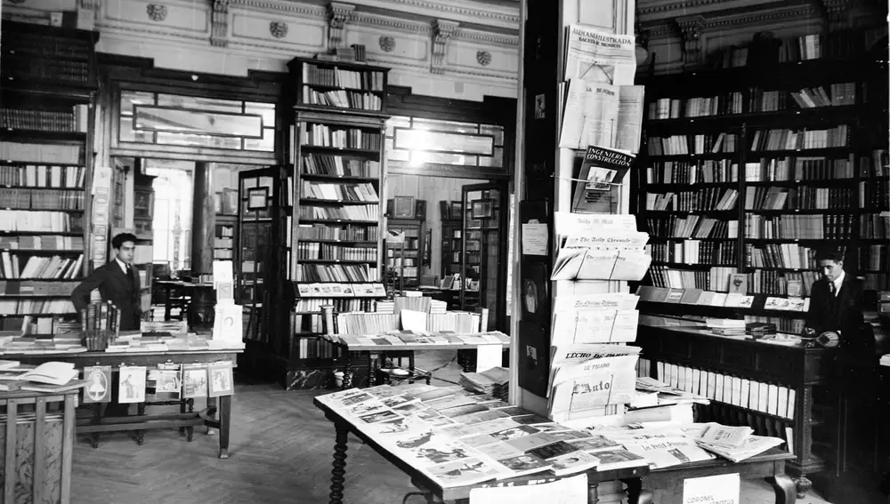 INTERIOR DE LA LIBRERIA CASA DEL LIBRO EN 1923