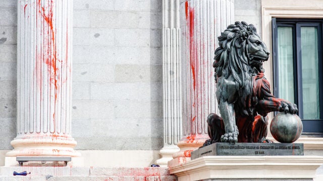 Activistas de Futuro Vegetal y Rebelión Científica arroja pintura roja sobre las escalinatas del Congreso de los Diputados 
