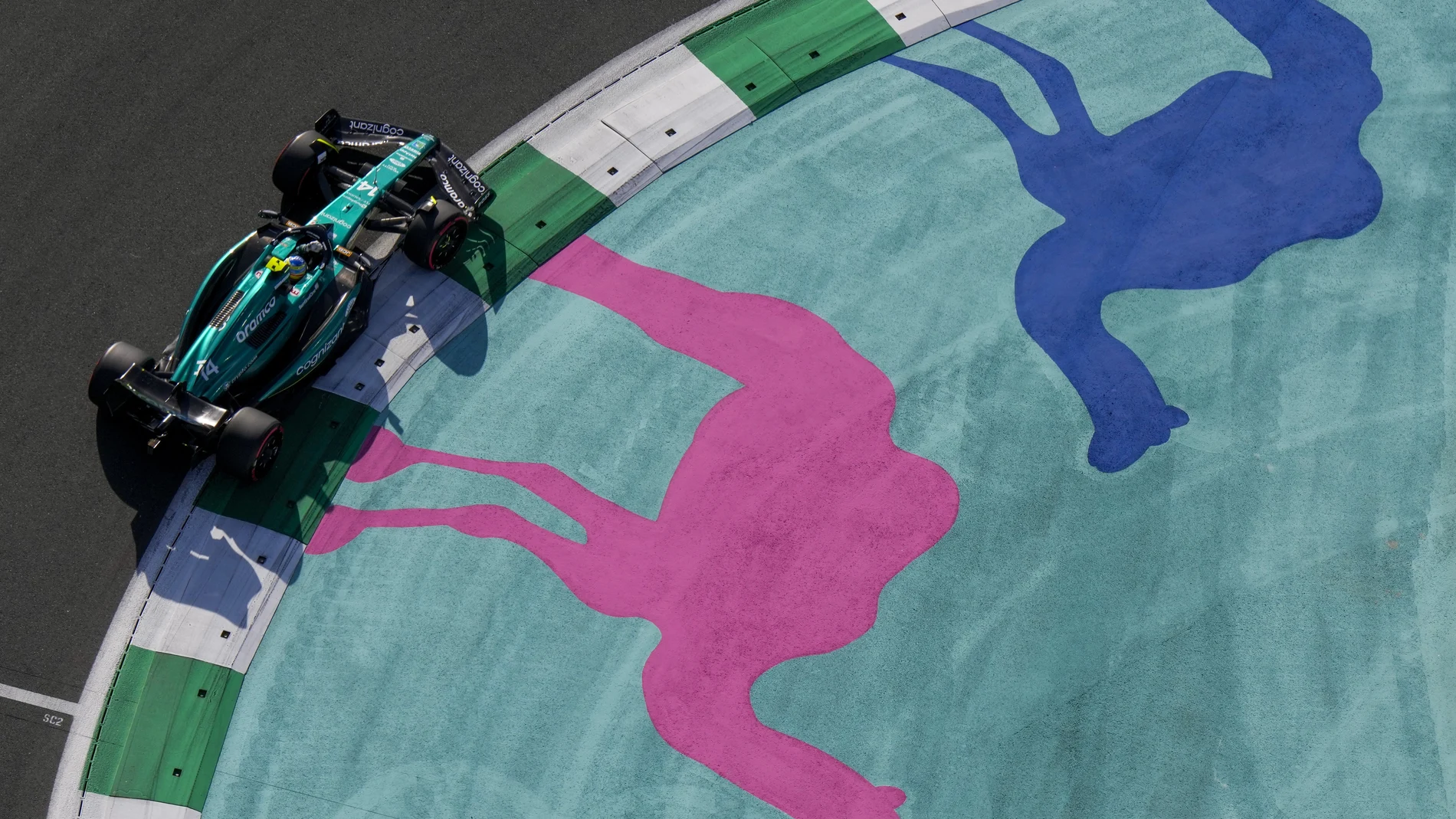 Fernando Alonso, al volante de su AMR23