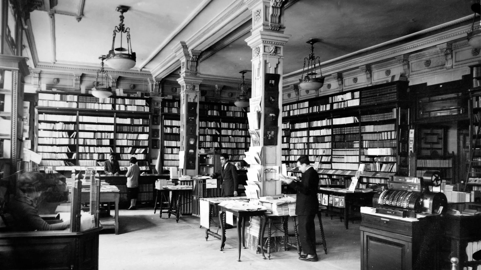 INTERIOR DE LA LIBRERIA CASA DEL LIBRO EN 1923