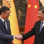 El presidente del Gobierno, Pedro Sánchez (i) saluda al presidente chino, Xi Jinping (d) durante su encuentro este viernes en el Gran Palacio del Pueblo en el marco de su visita oficial a China. 