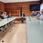 El consejero de Agricultura, Ganadería y Desarrollo Rural, Gerardo Dueñas, mantiene una reunión con los representantes de la Comunidad de Regantes de El Carracillo