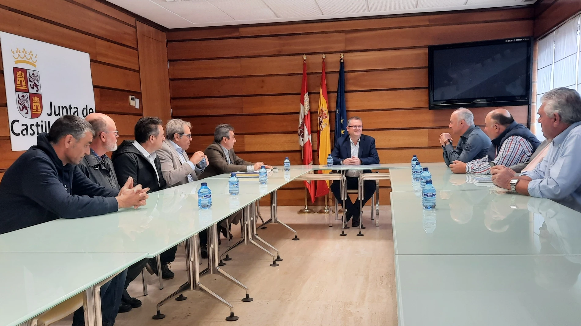 El consejero de Agricultura, Ganadería y Desarrollo Rural, Gerardo Dueñas, mantiene una reunión con los representantes de la Comunidad de Regantes de El Carracillo