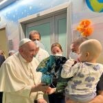 El papa Francisco visitó este viernes por la tarde la planta de oncología pediátrica del hospital en el que permanece ingresado, el Gemelli de Roma, donde repartió regalos a varios niños y bautizó a uno de ellos, informó el Vaticano después de confirmar que se prevé que reciba el alta mañana.