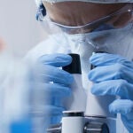 Un técnico trabaja en un laboratorio