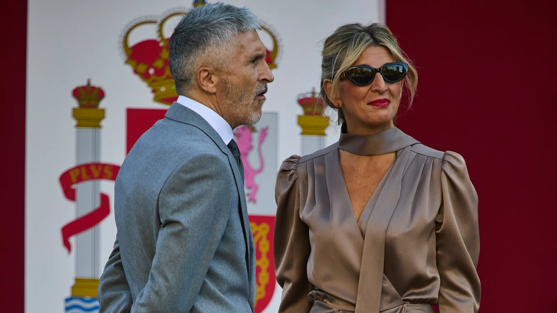 Yolanda Díaz y Fernando Grande Marlaska en el desfile de la Hispanidad