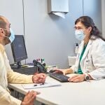Una médica de familia atiende a un paciente en consulta