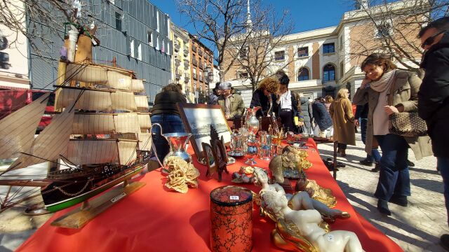 La maqueta de un barco de madera y otras antigüedades se exponen en uno de los puestos de Los Sábados del Rastro el pasado 4 de marzo.