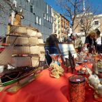 La maqueta de un barco de madera y otras antigüedades se exponen en uno de los puestos de Los Sábados del Rastro el pasado 4 de marzo.