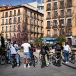 Imagen de turistas en bicicleta haciendo un tour turístico en la plaza del 2 de Mayo.