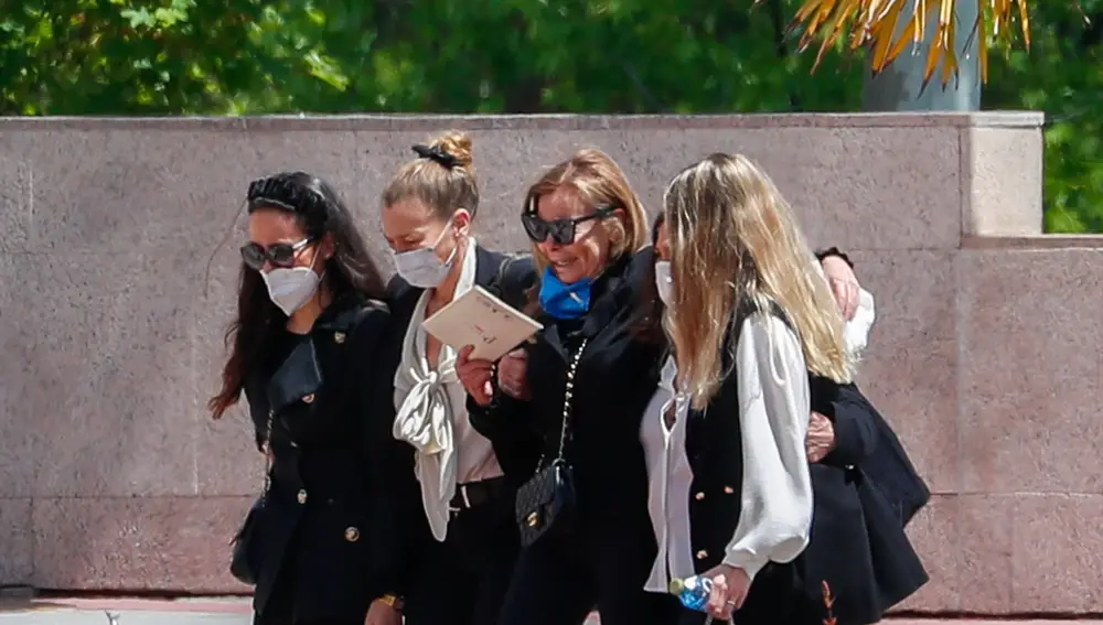 Ana Obregón con sus hermanas Celia y Amalia, Celia Vega Penichet y Carolina Monje durante el entierro de Alex Lequio Obregón en Madrid