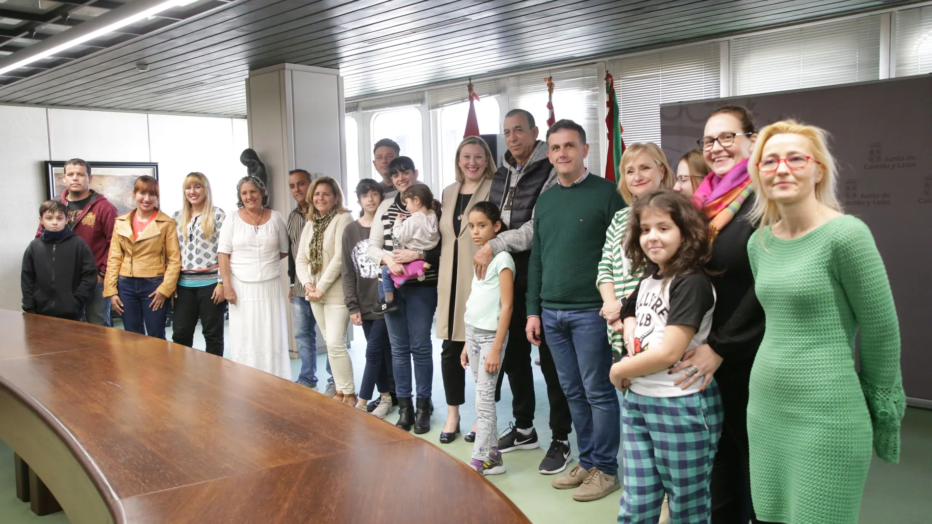 La consejera Isabel Blanco junto a los primeros participantes del Reto Zamora