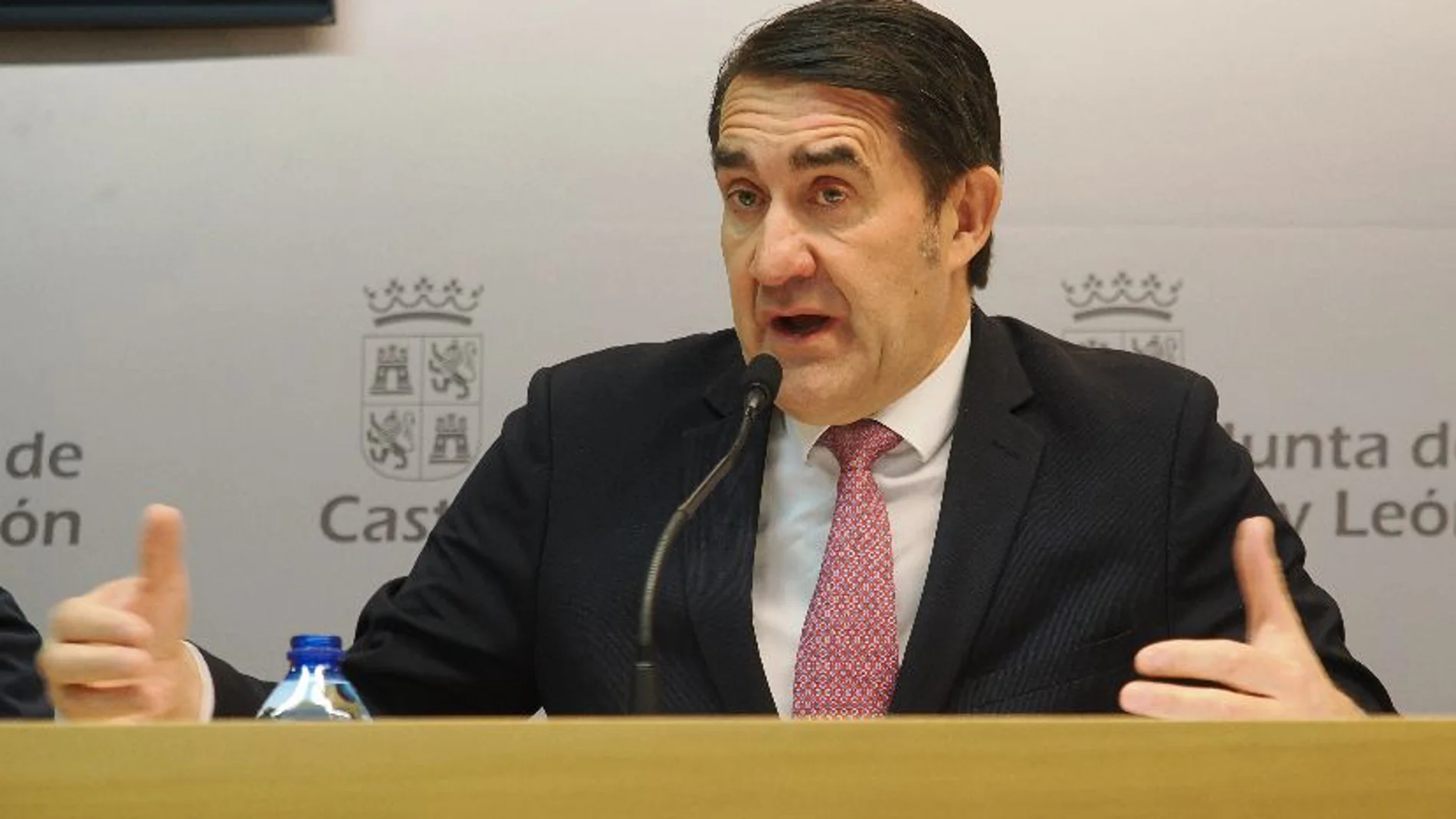 El consejero de Medio Ambiente, Ordenación del Territorio y Vivienda, Juan Carlos Suárez-Quiñones, atiende a la prensa