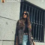 Sara Carbonero con blazer y vaqueros.