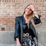 Amelia Bono con falda de Zara.