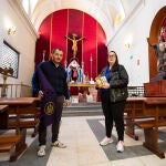José Manuel, hermano mayor de la Hermanad del Silencio, y Mila, responsable del banco de alimentos de dicha parroquia.