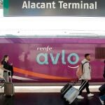 Los primeros pasajeros de los trenes Avlo, el Ave de bajo coste de Renfe, llegaron a Alicante procedentes de Madrid el lunes pasado