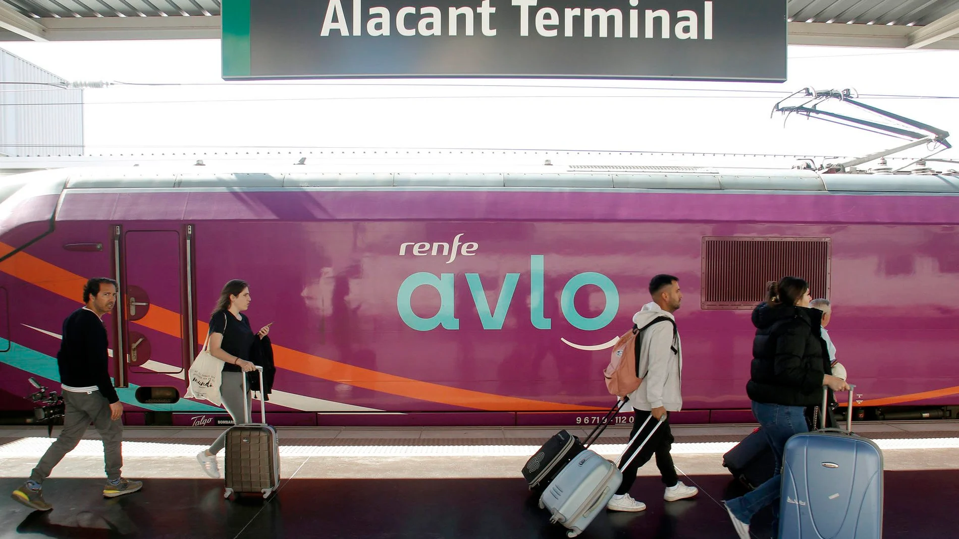 Los primeros pasajeros de los trenes Avlo, el Ave de bajo coste de Renfe, llegaron a Alicante procedentes de Madrid el lunes pasado