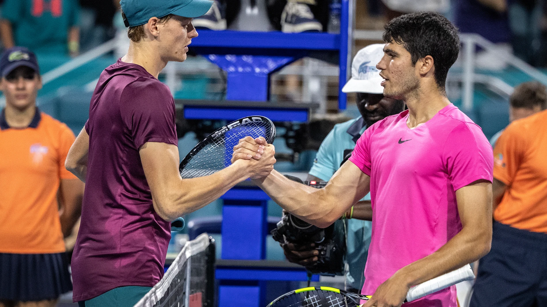 Miami (United States), 31/03/2023.- Jannik Sinner of Italy (L) shakes hands with Carlos Alcaraz of Spain after his victory during the Men's Singles Semifinals of the 2023 Miami Open tennis tournament at the Hard Rock Stadium in Miami, Florida, USA, 30 March 2023. (Tenis, Abierto, Italia, España, Estados Unidos) EFE/EPA/CRISTOBAL HERRERA-ULASHKEVICH