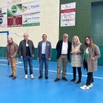 El director de Administración Local, Emilio Arroita, acompañado por la alcaldesa de la localidad, Concepción Miguelez, y el delegado territorial de la Junta, Eloy Ruiz, visitaron las instalaciones de la zona deportiva de Alba de Tormes