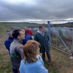 El consejero Suárez-Quiñones visita la balsa de Brazuelo, en León