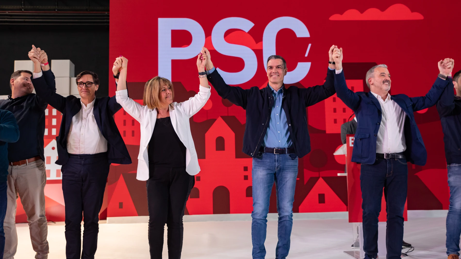 (2I-D) El líder del Partido Socialista de Cataluña, (PSC), Salvador Illa; la actual alcaldesa de L’Hospitalet y candidata, Nuria Marín; el secretario general del PSOE y presidente del Gobierno, Pedro Sánchez; y el candidato socialista a la alcaldía de Barcelona, Jaume Collboni, interviene durante la clausura de la Convención Municipal del PSC en La Farga, a 2 de abril de 2023, en L'Hospitalet de Llobregat, Barcelona, Cataluña, (España). La Convención Municipal del Partido Socialista de Cataluña, ha tratado temas sobre vivienda, espacio público, seguridad, salud o educación durante toda la semana. Ayer el PSC premió al alto representante para la Política de Seguridad y de Seguridad Común, Josep Borrell, en la última jornada de debates de la convención. 02 ABRIL 2023;PSOE;SALIDA DE EMERGENCIA;PARTIDO SOCIALISTA;PSC;MITIN;PRECAMPAÑA;MÓVIL; Kike Rincón / Europa Press 02/04/2023