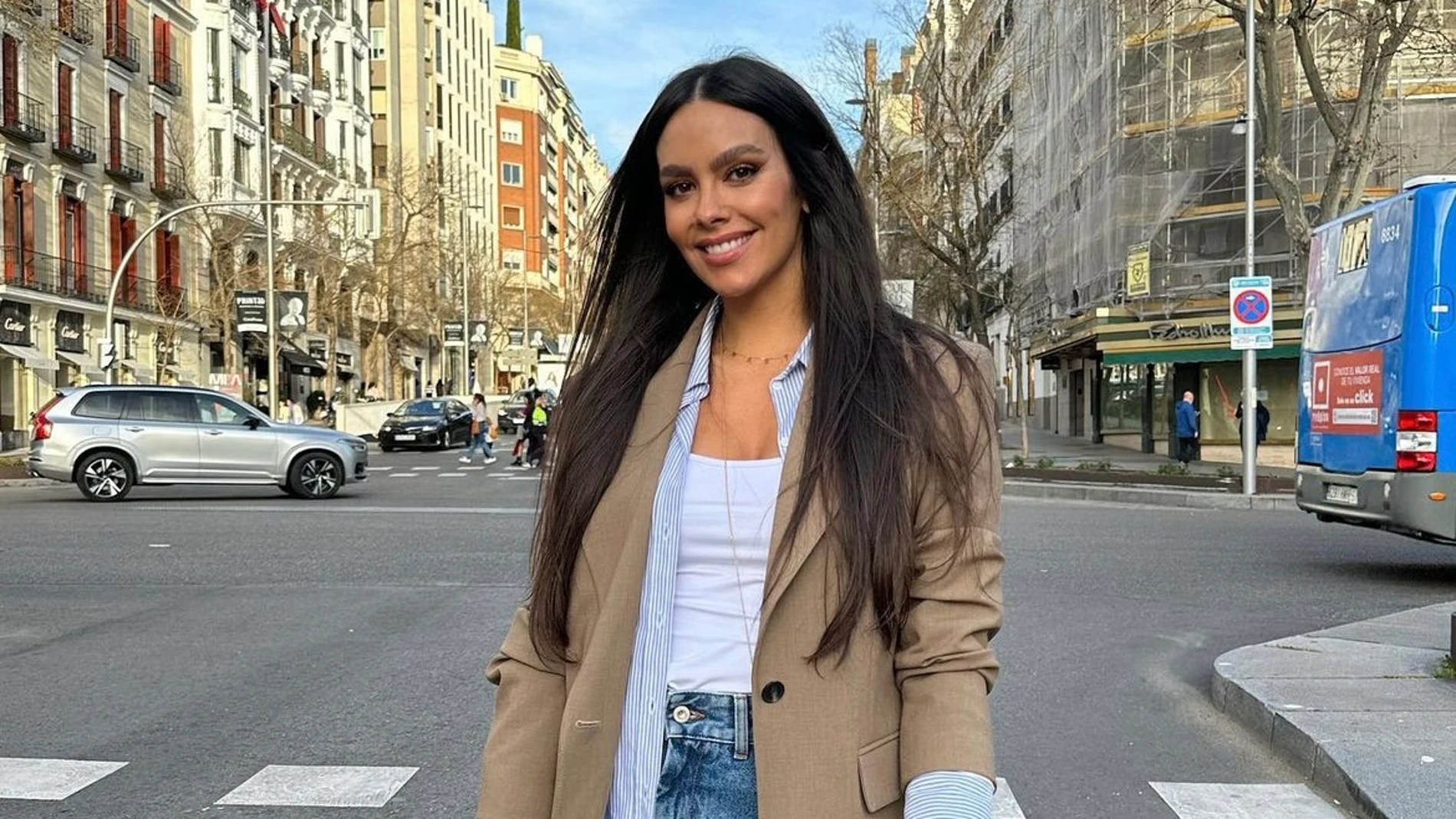 Cristina Pedroche con vaqueros de logo de Loewe.
