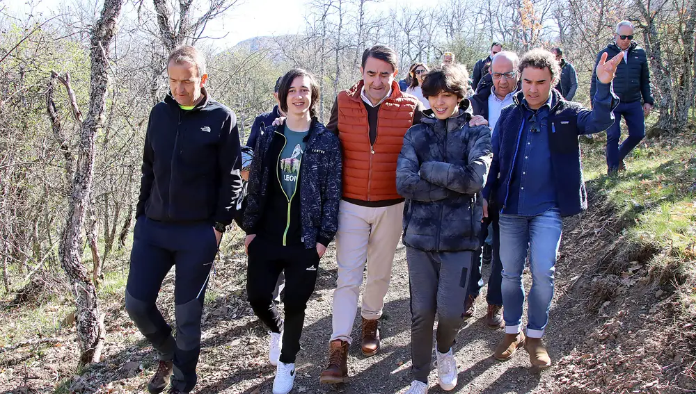 Suárez-Quiñones visita la zona donde se ubicará este centro de MTB
