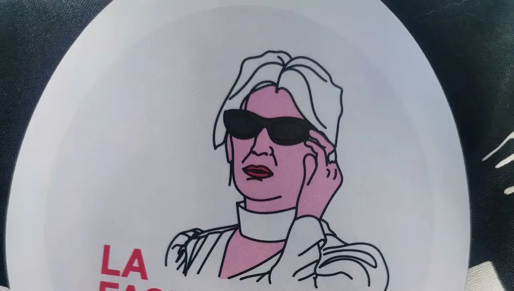 Pegatina 'La Fashionaria' repartida en el acto de Yolanda Díaz y Sumar.