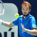 Medvedev se dispone a golpear con la derecha en la final ante Sinner