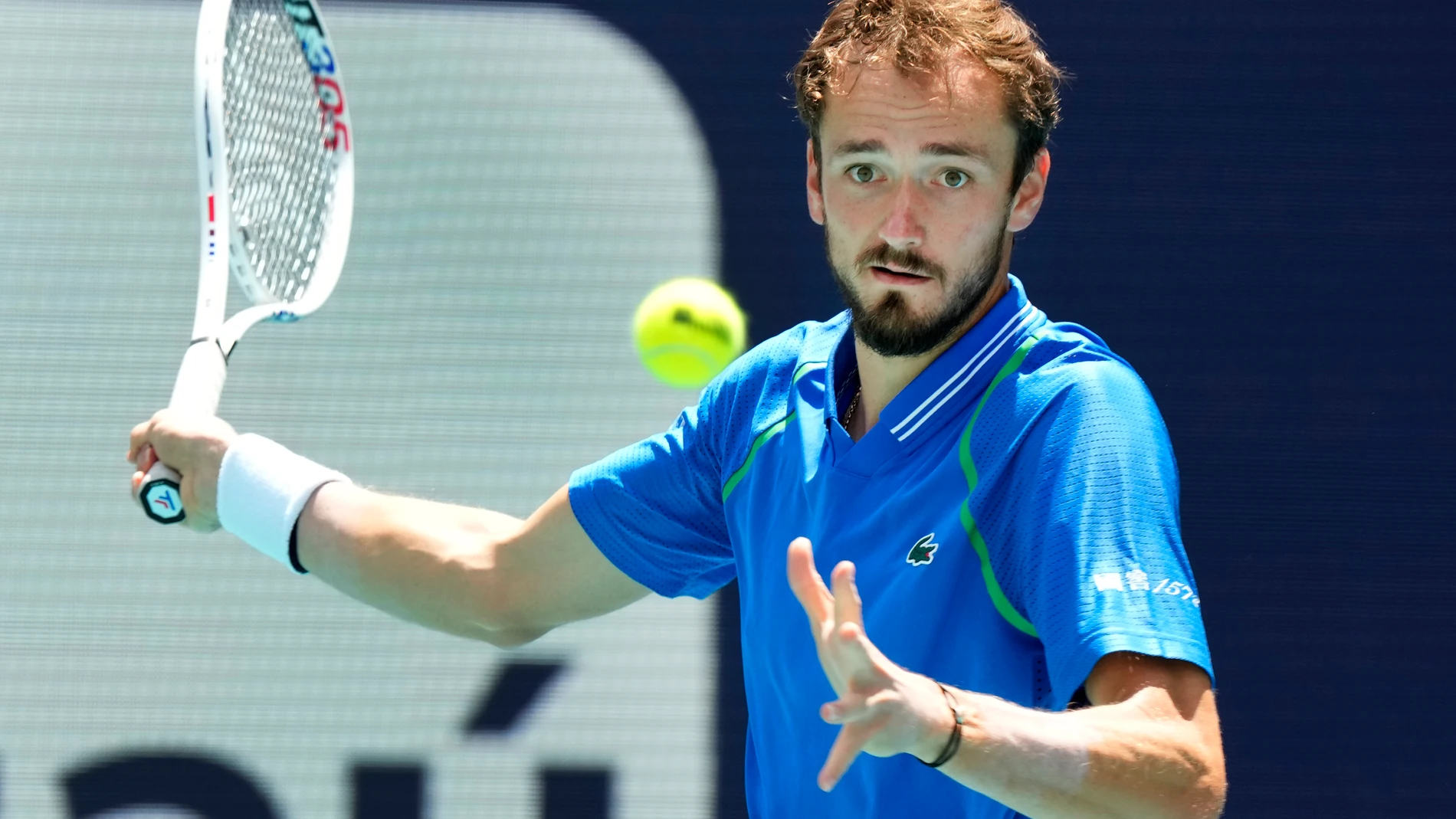 Medvedev se dispone a golpear con la derecha en la final ante Sinner