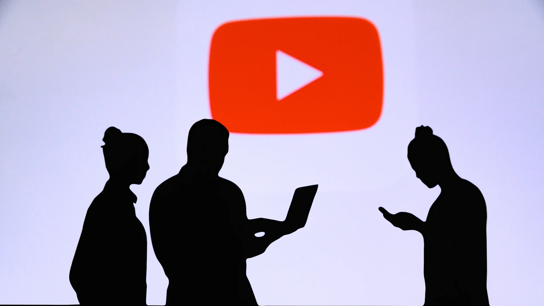 Plataforma de intercambio de videos en línea de YouTube. Logotipo de la empresa en la pantalla de fondo