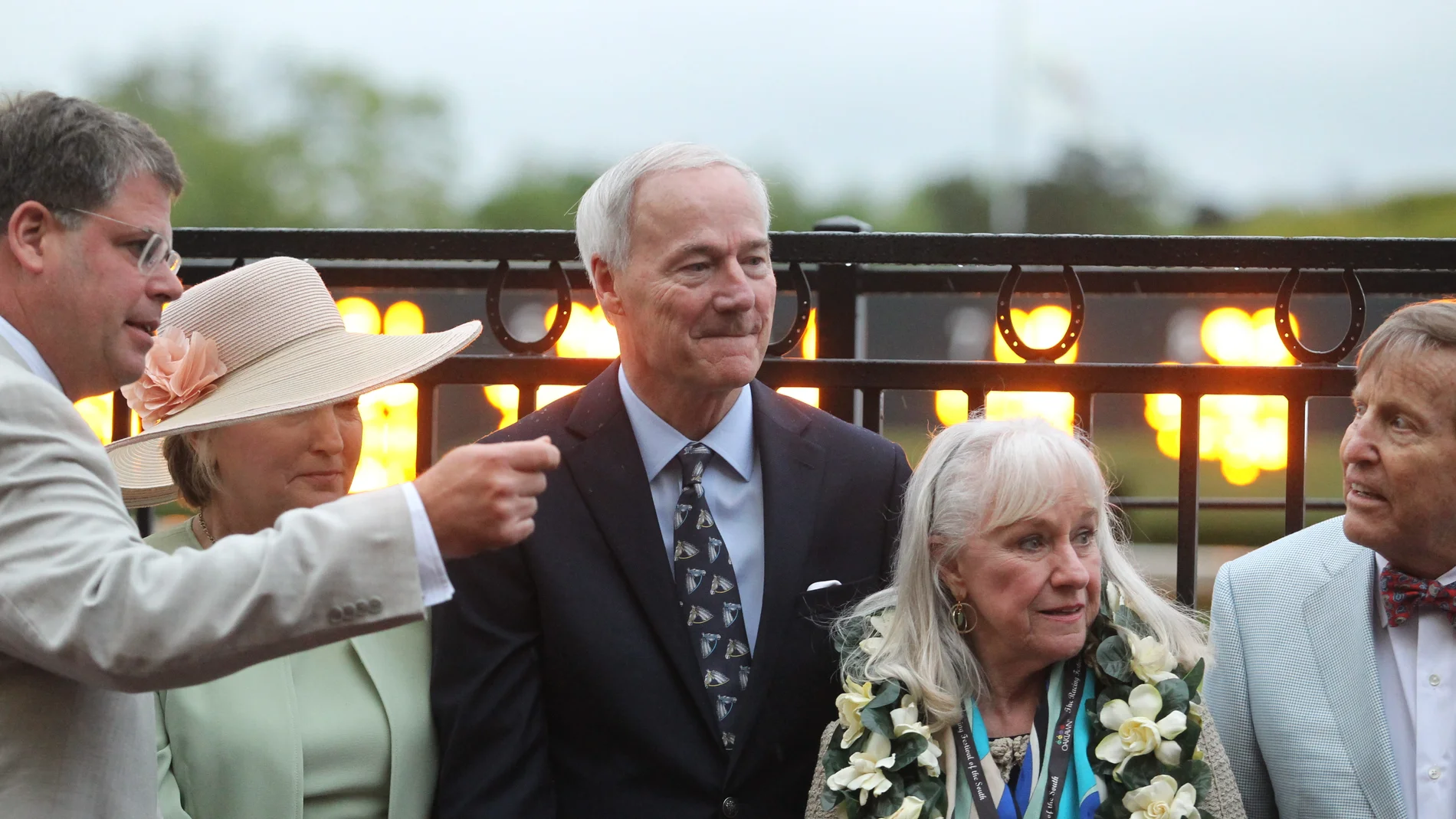 April 13, 2019 - Hot Springs, Arkansas, U.S. - April 13, 2019: Omaha Beach owner Richard Porter with Arkansas Governor Asa Hutchinson in the winners circle after winning the Arkansas Derby at Oaklawn Racing Casino Resort in Hot Springs, Arkansas. ©Justin Manning/Eclipse Sportswire/CSM (Foto de ARCHIVO) 13/04/2019