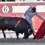 Adrián de Torres, en un natural en Las Ventas
