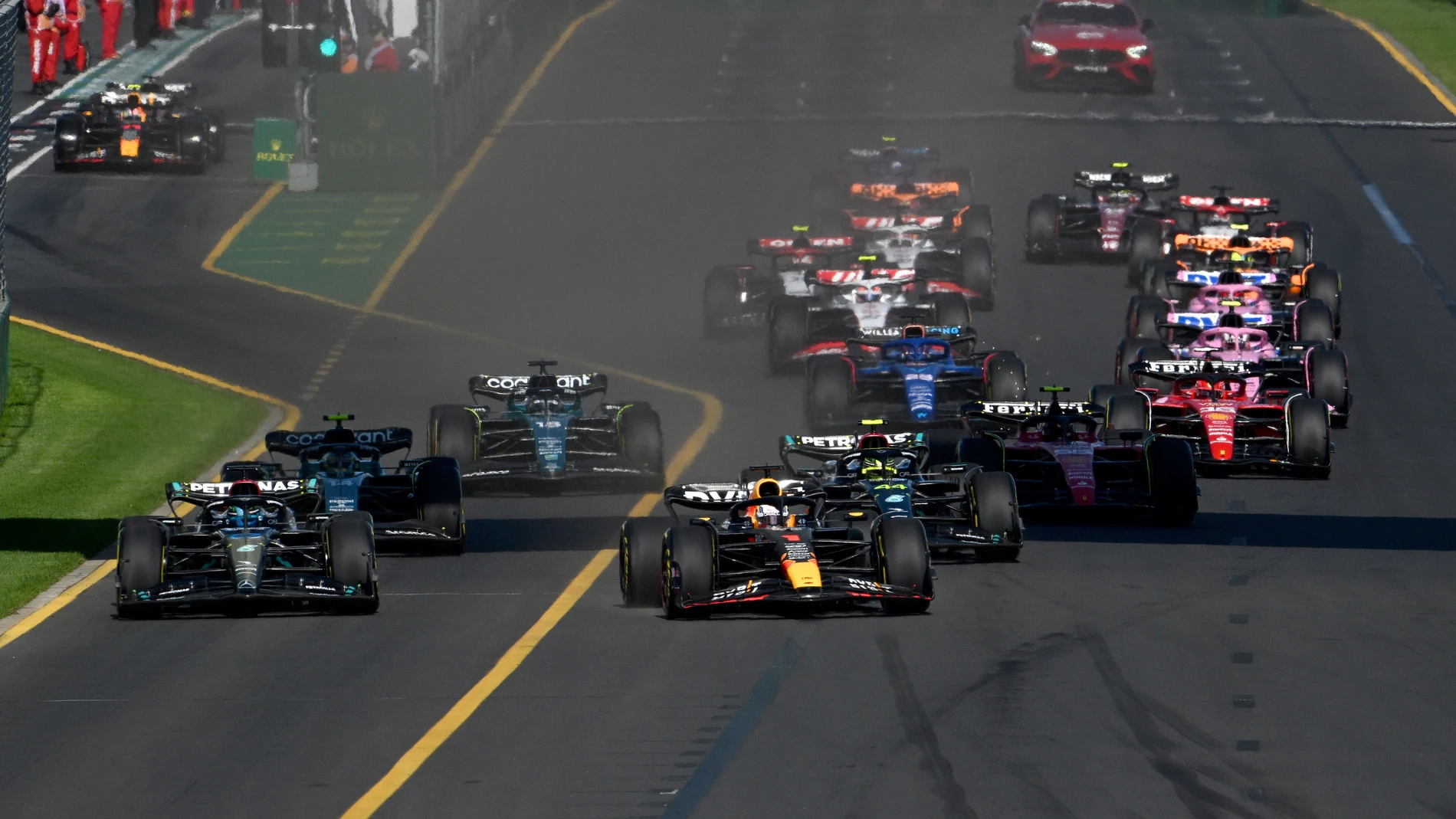 Melbourne (Australia), 02/04/2023.- Mercedes driver George Russell of Great Britain (L) passes Red Bull driver Max Verstappen of Netherlands (R) at the start of the 2023 Australian Grand Prix at the Albert Park Circuit in Melbourne, Australia, 02 April 2023. (Fórmula Uno, Gran Bretaña, Países Bajos; Holanda, Reino Unido) EFE/EPA/JAMES ROSS EDITORIAL USE ONLY AUSTRALIA AND NEW ZEALAND OUT