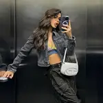 Violeta Mangriñan con zuecos de Mango.