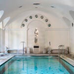 Impresionante piscina interior con chorros de agua relajantes