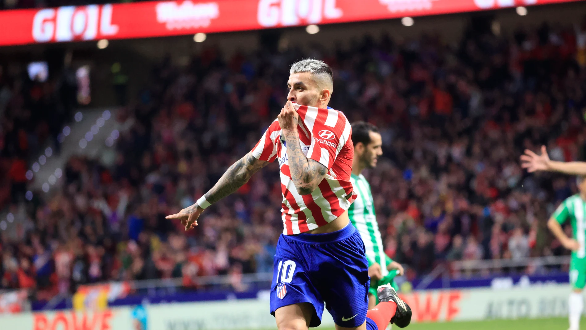 MADRID, 02/04/2023.- El delantero argentino del Atlético de Madrid, Ángel Correa, celebra el primer gol del equipo colchonero durante el encuentro correspondiente a la jornada 27 de primera división que disputan hoy domingo frente al Betis en el estadio Metropolitano, en Madrid. EFE / Zipi Aragón.